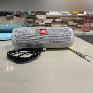 JBL Flip 5 Bluetooth waterproof portable speakers white and usb-c charge cord